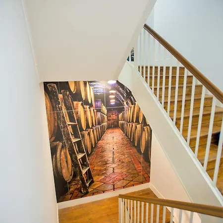 Porto Views & Wines By Porto Hosts *