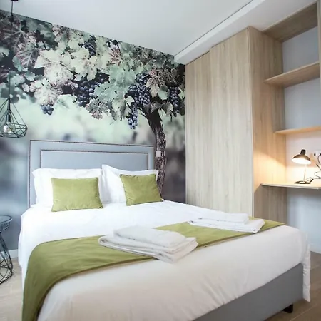 Porto Views & Wines By Porto Hosts *