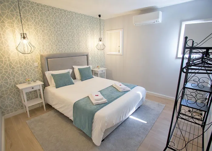 Porto Views & Wines By Porto Hosts *