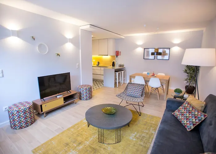 Porto Views & Wines By Porto Hosts *