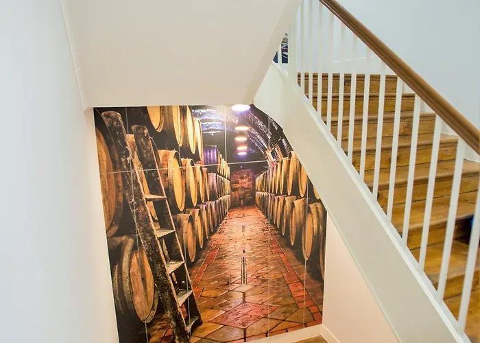 Porto Views & Wines By Porto Hosts *