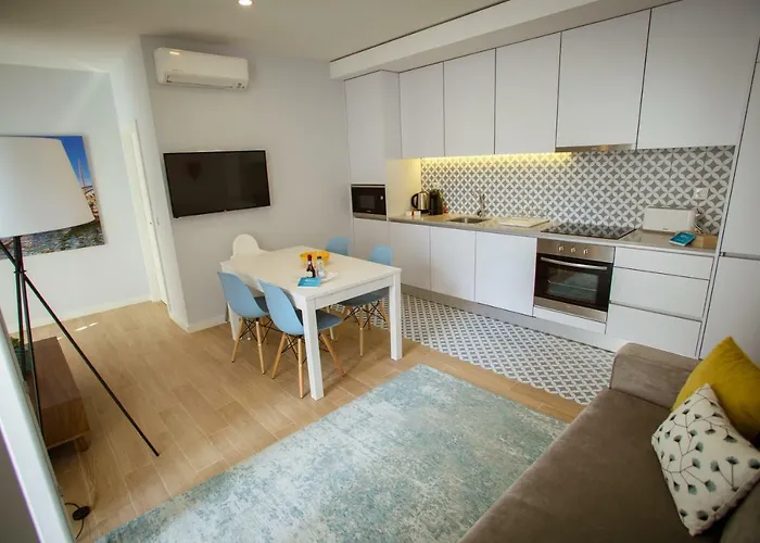 Porto Views & Wines By Porto Hosts *