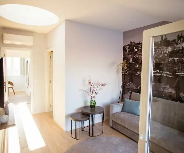 Porto Views & Wines By Porto Hosts *