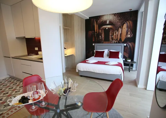 Porto Views & Wines By Porto Hosts *