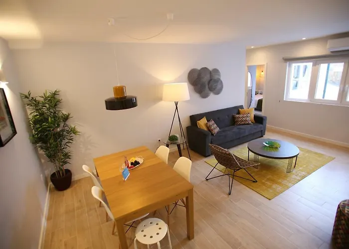 Porto Views & Wines By Porto Hosts *