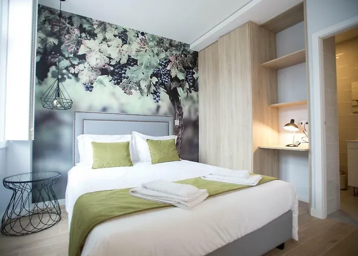 Porto Views & Wines By Porto Hosts *